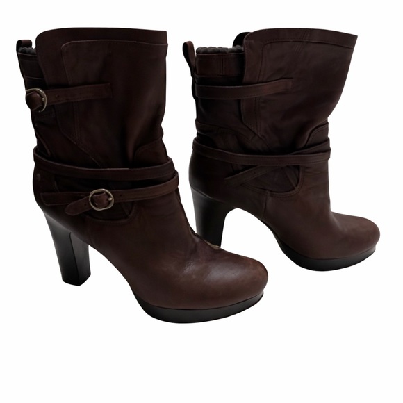 UGG Shoes - UGG Olivia boots ankle leather size 8